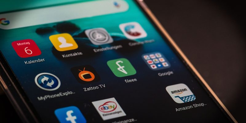 91香蕉App安装界面示意图，手机屏幕显示安装进度条，背景为深色主题，霓虹绿进度指示